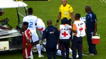 Carro de asistencia médica casi “atropella” a futbolista en plena cancha