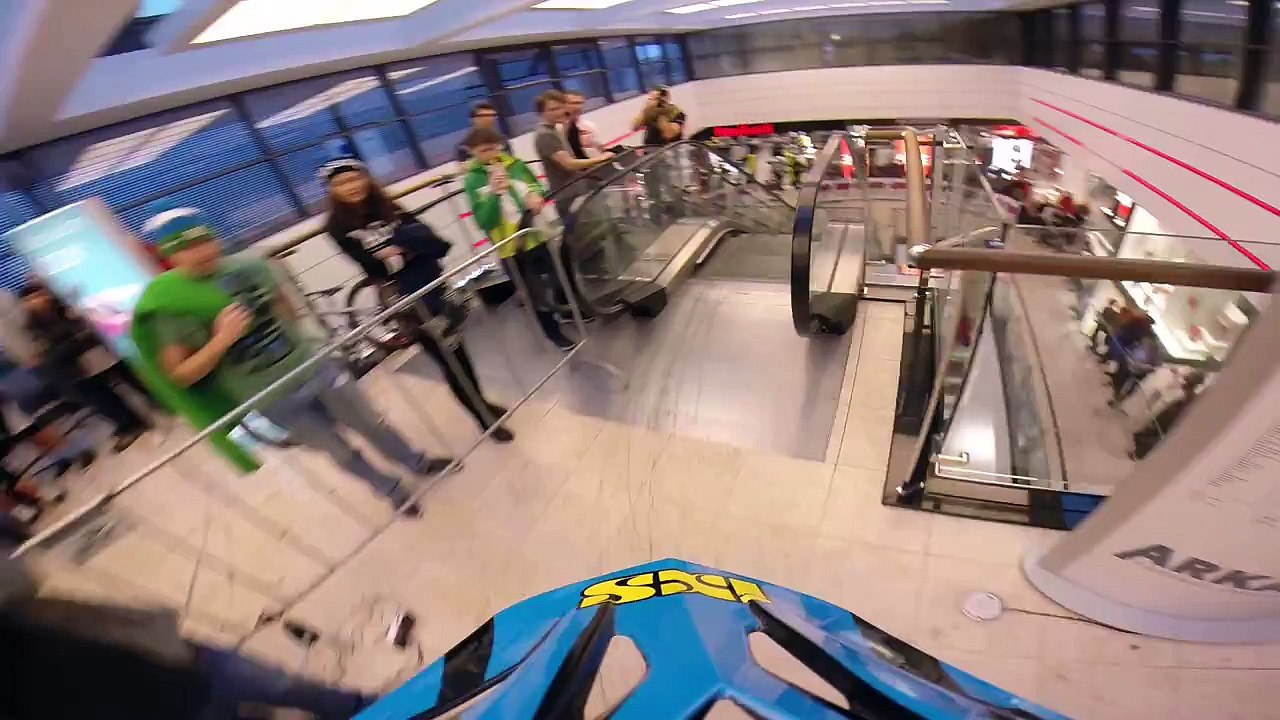 Descente en VTT dans les escalators d'un centre commercial