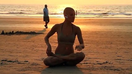 Eine Frau macht Yoga am Strand