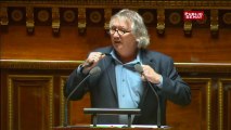 Pesticide: le sénateur écologiste Joël Labbé pousse un coup de gueule et enlève sa cravate en séance