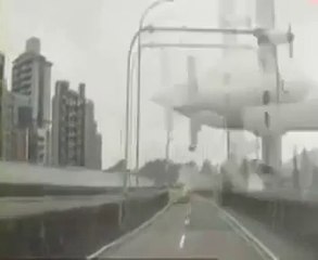 Plane TransAsia crash in Taipei [live camera]