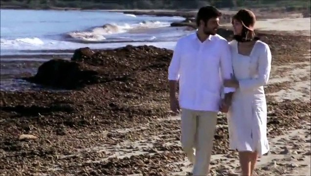 Aurora lee la carta de Cuba de Maria y Gonzalo