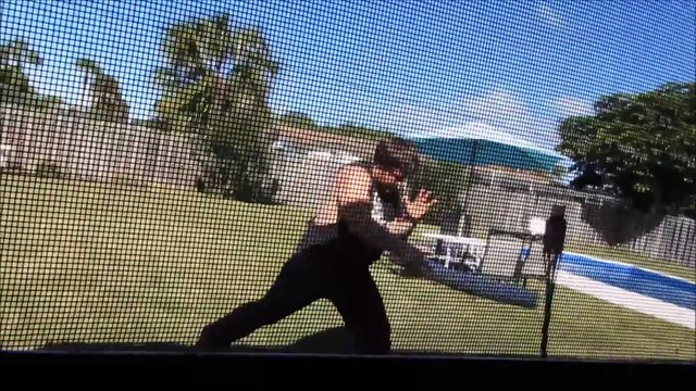 Un débile nous fait une démo de street fight! Ridicule...