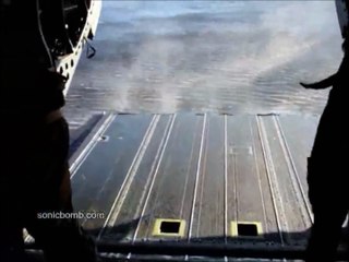 Opération impressionnante des Navy : extraction d'un zodiac dans un hélicoptère en pleine mer!