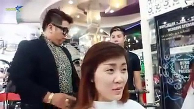 Peluquero hace cortes de cabello con espada samurai
