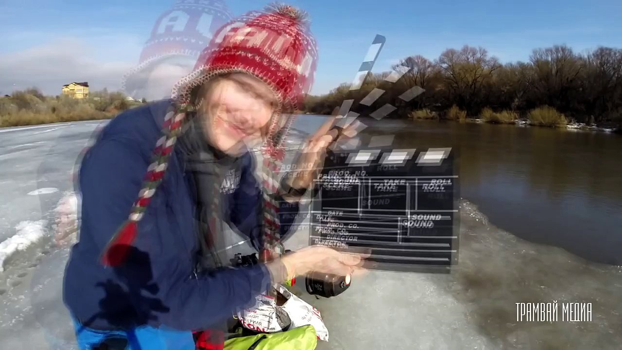 Des jeunes russes découpent un morceau de la rivière en glace et ...