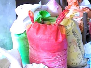 Sukkur Dhak Bazar working Brave lady