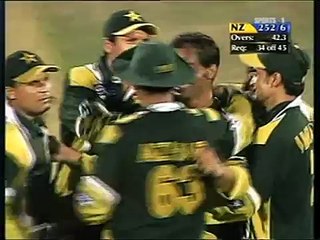 Shoaib Akhtar bowl with Short and slow run up... but still gets a WICKET