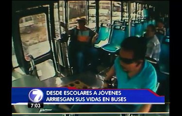 Cámaras de los autobuses muestran un nuevo, pero peligroso modo de viajar