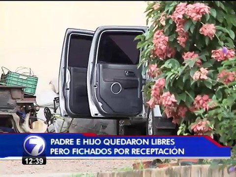 Dejan libres a padre e hijo dueños de casa donde encontraron vehículos robados