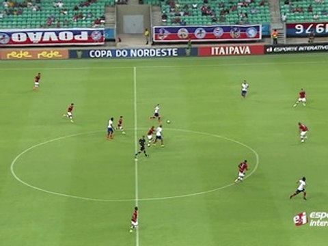 QUASE! Tiago Real recebe lançamento e chuta com firmeza no lado de fora da rede; enganou!