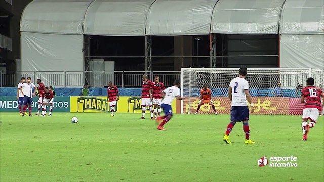Perdeu! A partir de jogada ensaiada, bola chega em Zé Roberto, que cabeceia pra fora