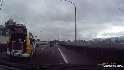 Crash spectaculaire d'un avion !