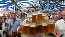 cầm gần 30 cốc bia cùng 1 lúc lập kỷ lục thế giới