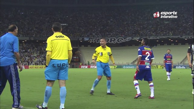 Técnico do Fortaleza discute com árbitro e quase invade campo com marcação de falta