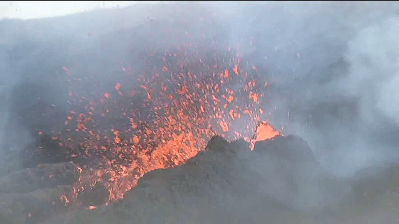 Vue aérienne du Piton de la Fournaise en éruption