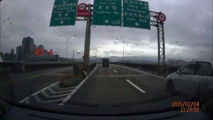 Crash d’un avion de la compagnie TransAsia pres d'une autoroute à TAIWAN