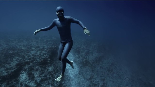 Free diver rides an ocean current, surreality ensues - OCEAN GRAVITY