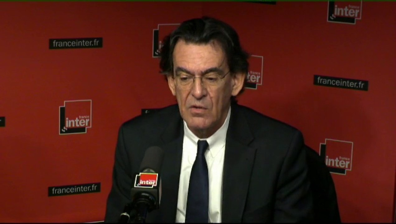 Luc Ferry : "Si Hollande annonce 200.000 places pour le service civique, je soutiens à fond"