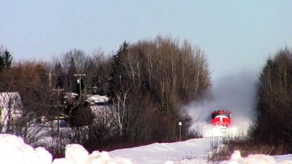 Descargar video: Plus violent qu'une avalanche : un train perce-neige qui avance dans la poudreuse!