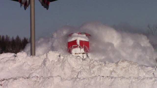 Crazy footage of a giant Train Through the Snow : epic avalanche!