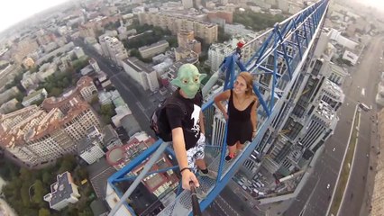 下载视频: Insane Selfie on construction crane, at 170m high!