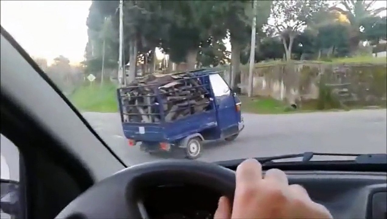 Un Tuk-tuk en galère dans une montée! Trop lourd pour toi...