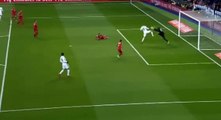 Karim Benzema enfonce et blesse le gardien adverse