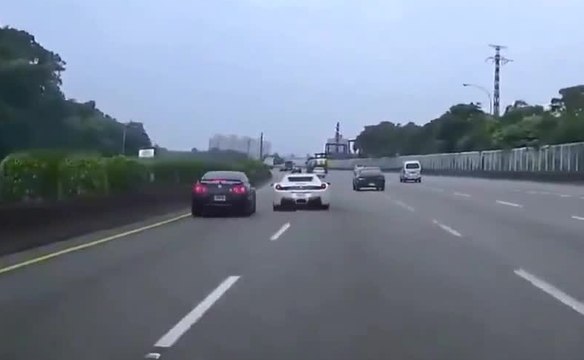 Un idiot en Ferrari cause le crash d'une Nissan GTR