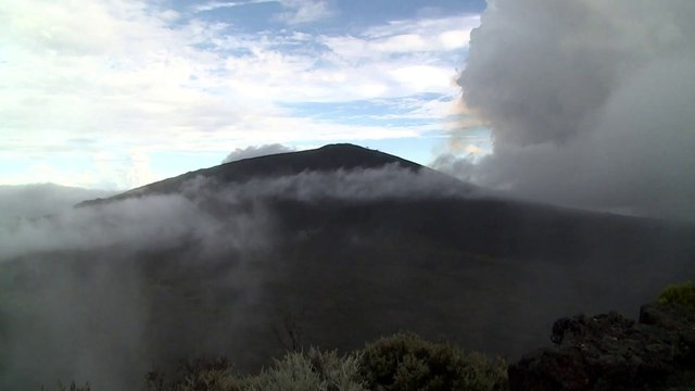 Ile de la Réunion : le Piton de la Fournaise en éruption