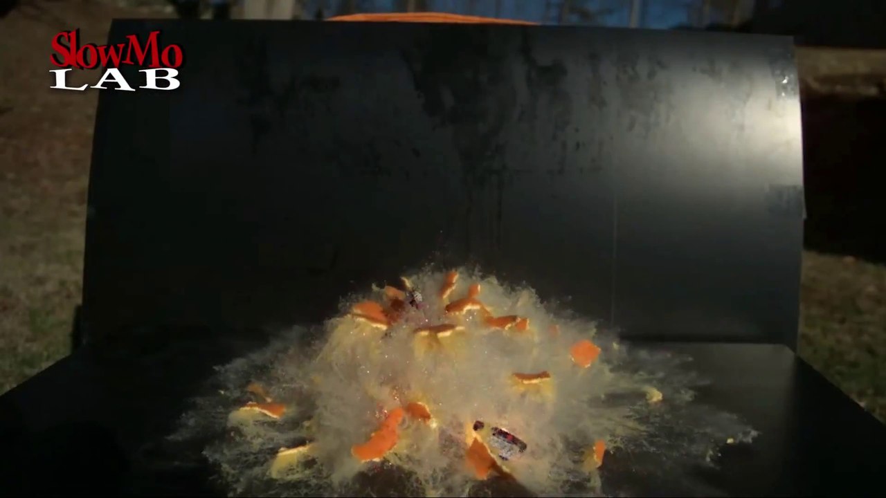 Explosion d'une orange filmée à 62,000 fps!! Slow Motion