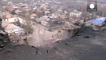 Nel Donbass separatista nessuna tregua, mentre il celebre stadio di Donetsk diventa un centro di smistamento per gli aiuti umanitari.