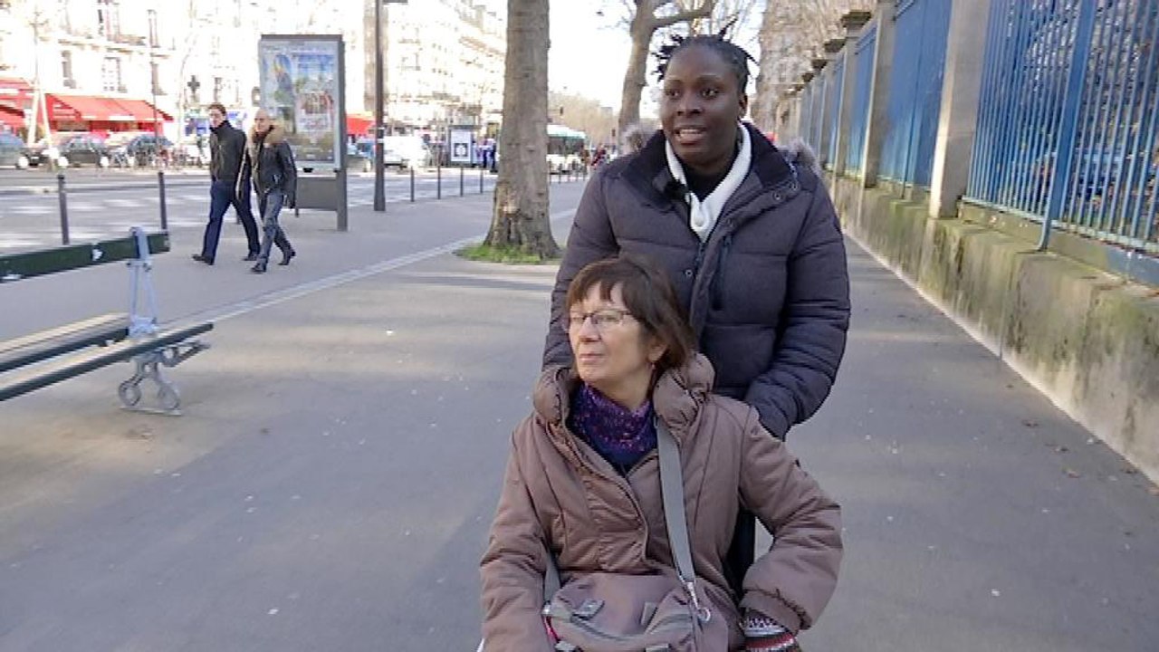 Service civique: "On devient professionnel", explique une jeune en mission