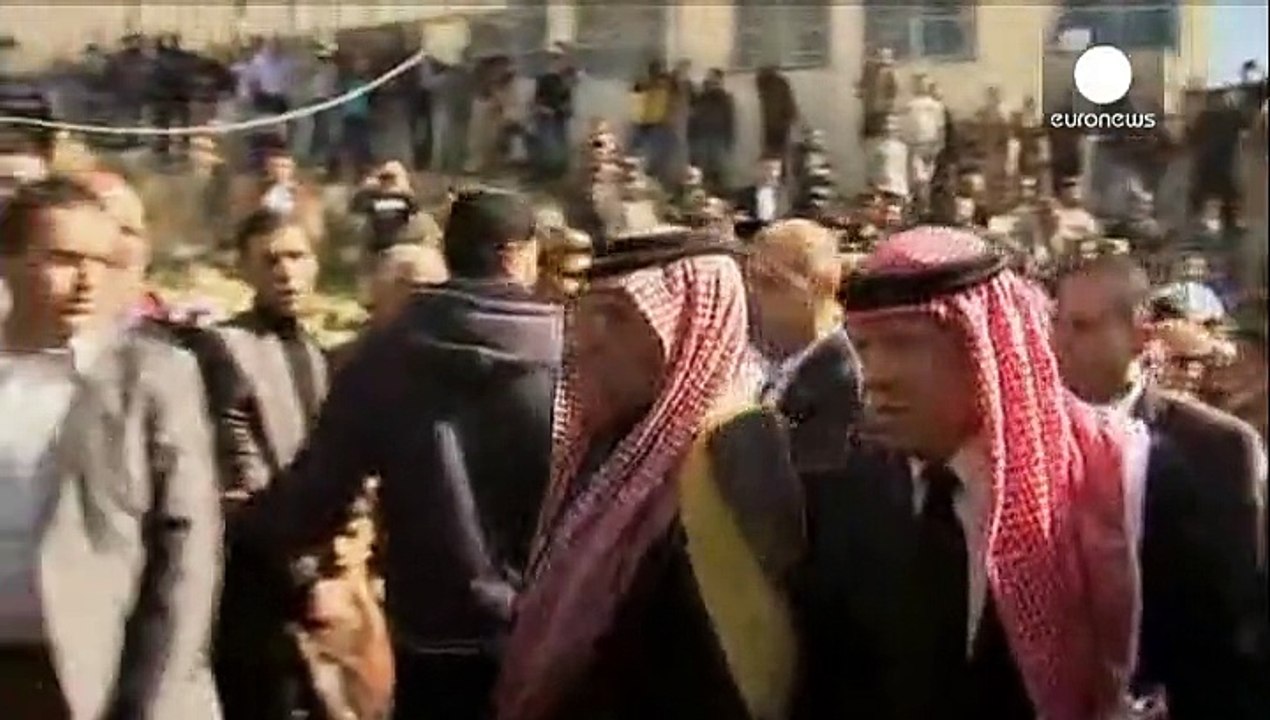 Le roi de Jordanie aux côtés du père du pilote exécuté