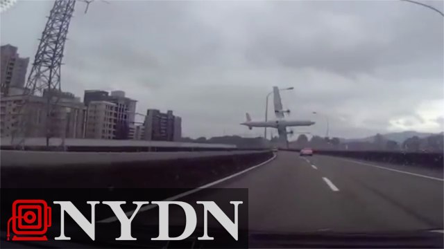 TransAsia flight clips highway, crashes into Taiwan river (HD)