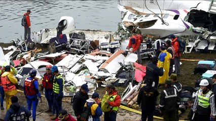 Taiwán busca desaparecidos en avión estrellado