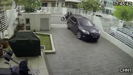 Poor Street Burglar Hampered by the Lady.......!!!!!!!!!