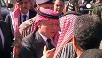 العاهل الأردني يقدم واجب العزاء بالكساسبة