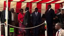 Presidente de Zimbabue se cae por las escaleras y obliga a borrar las evidencias