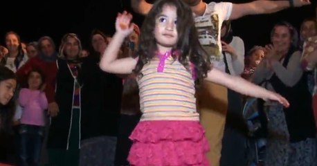 Bu Şeker Kızı İzlemeden Geçmeyin