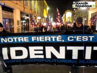 Un groupuscule d'extrême droite défile aux flambeaux à Tours