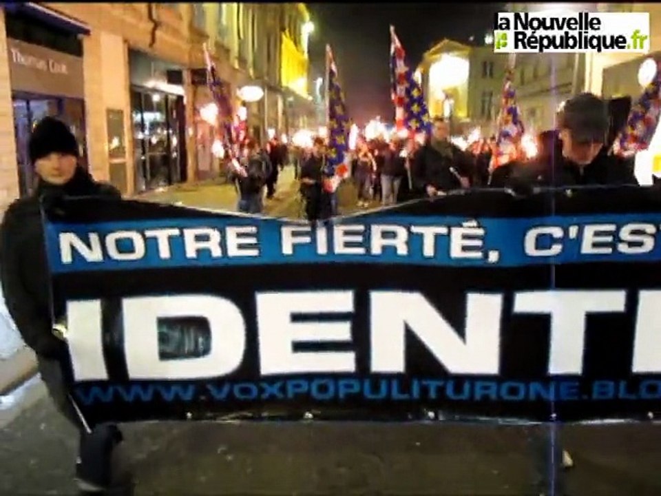 Un groupuscule d'extrême droite défile aux flambeaux à Tours