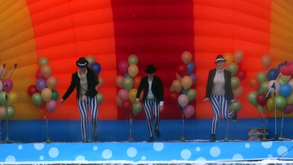 девчонки танцуют