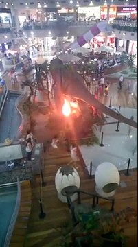 Dinossauro pega fogo em exposição de shopping