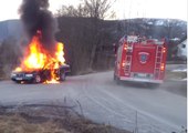 Bomberos intentan apagar incendio en vehículo pero algo inesperado sucede