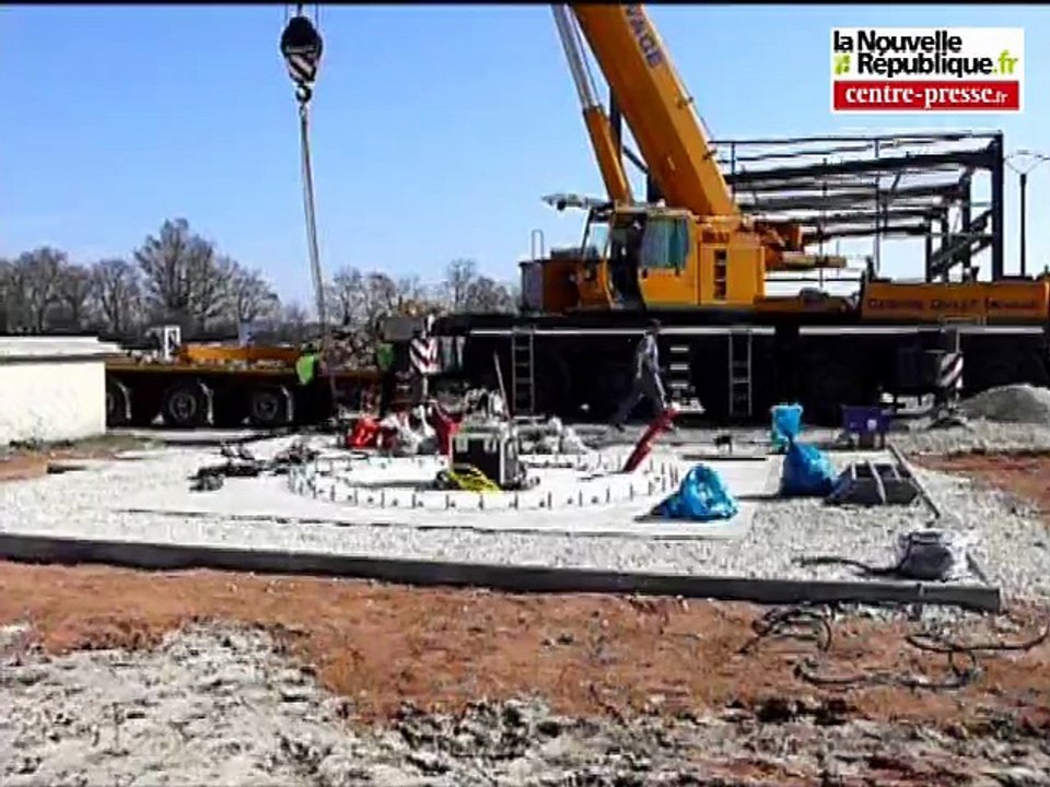montage du mat éolien de formation du lycée Raoul-Mortier de Montmorillon