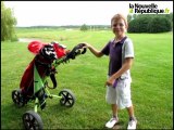 Un enfant de 8 ans vous apprend à jouer au golf !