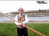 Jouer du cor des Alpes en bord de Loire