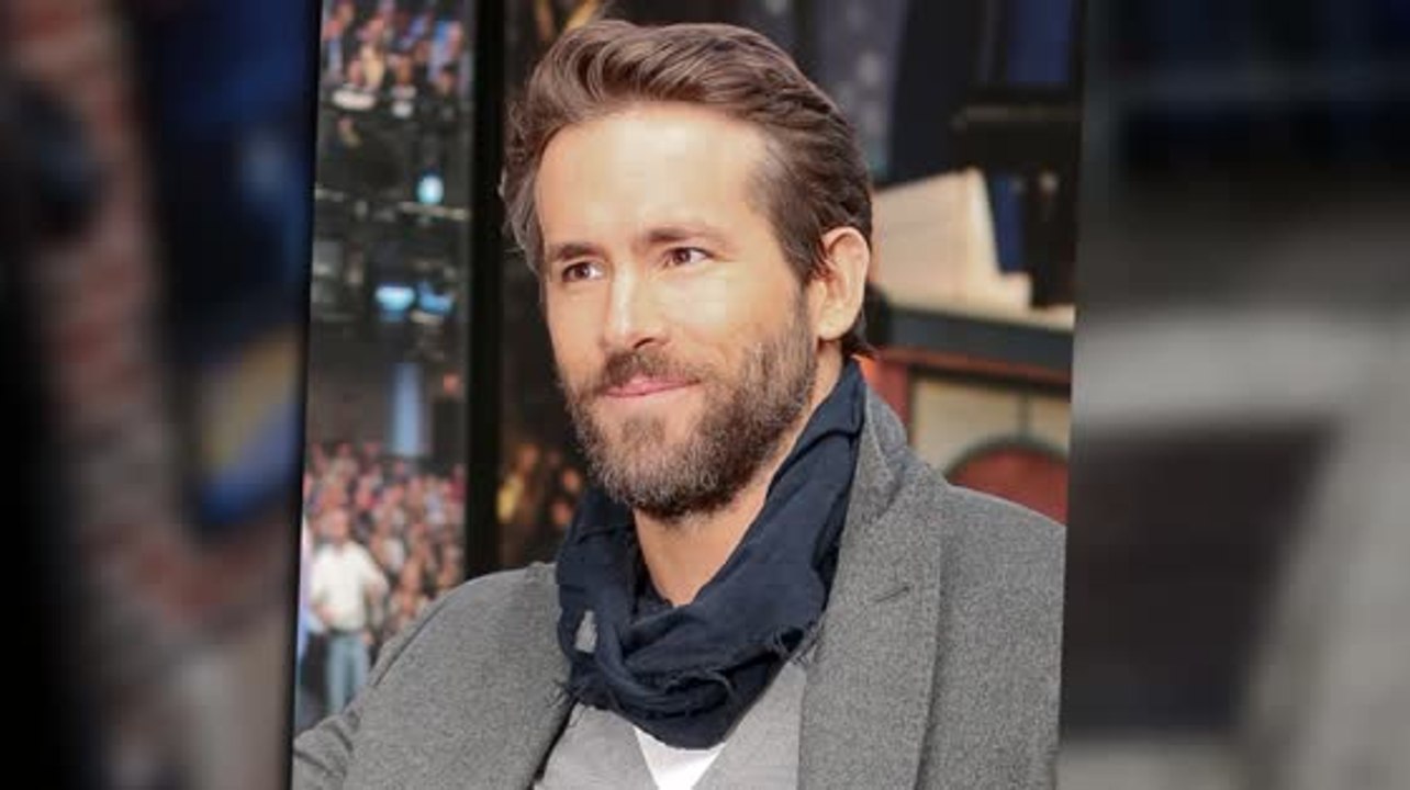 Ryan Reynolds sieht stylisch aus, als er bei David Letterman auftritt