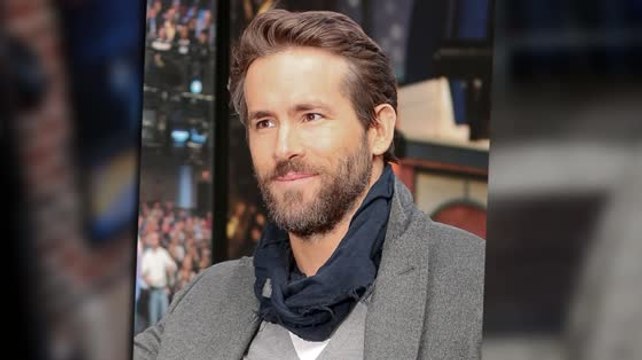 Ryan Reynolds sieht stylisch aus, als er bei David Letterman auftritt